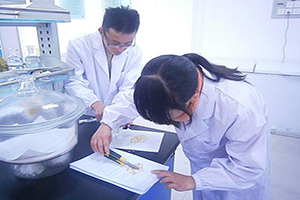 實驗室中操作儀器設(shè)備應(yīng)注意以下哪些事項?